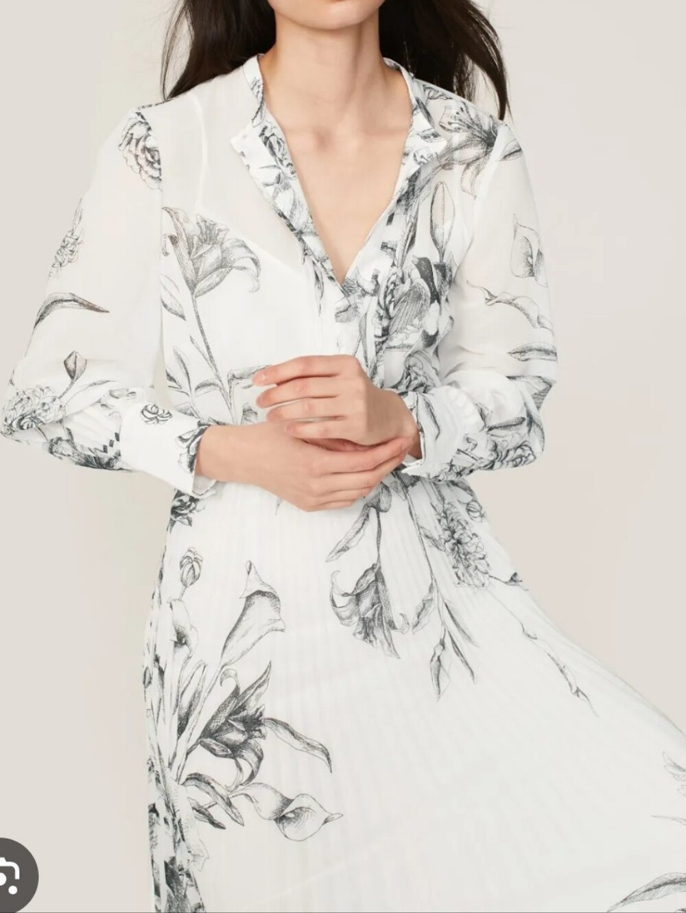 Club Monaco white pleated midi dress featuring an elegant black botanical Sz 4